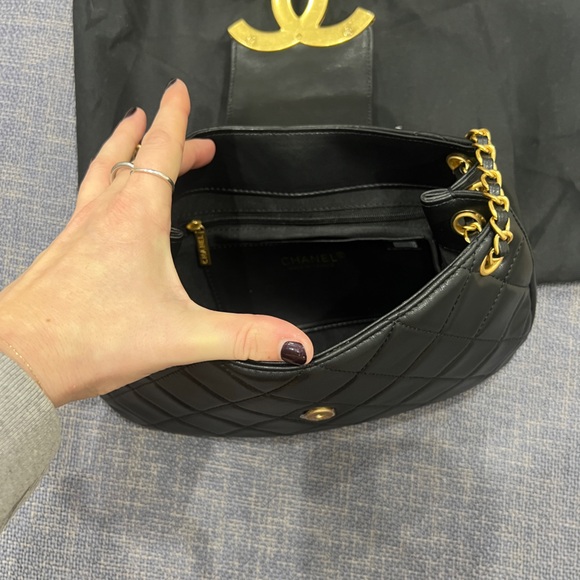 Chanel Black and Gold Quilted Shoulder Bag - Picture 7 of 8